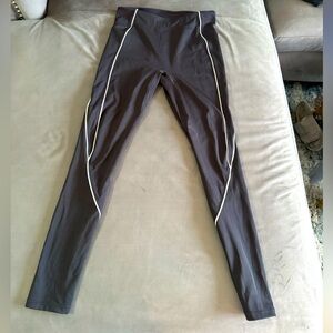 FABLETICS black and white legging.